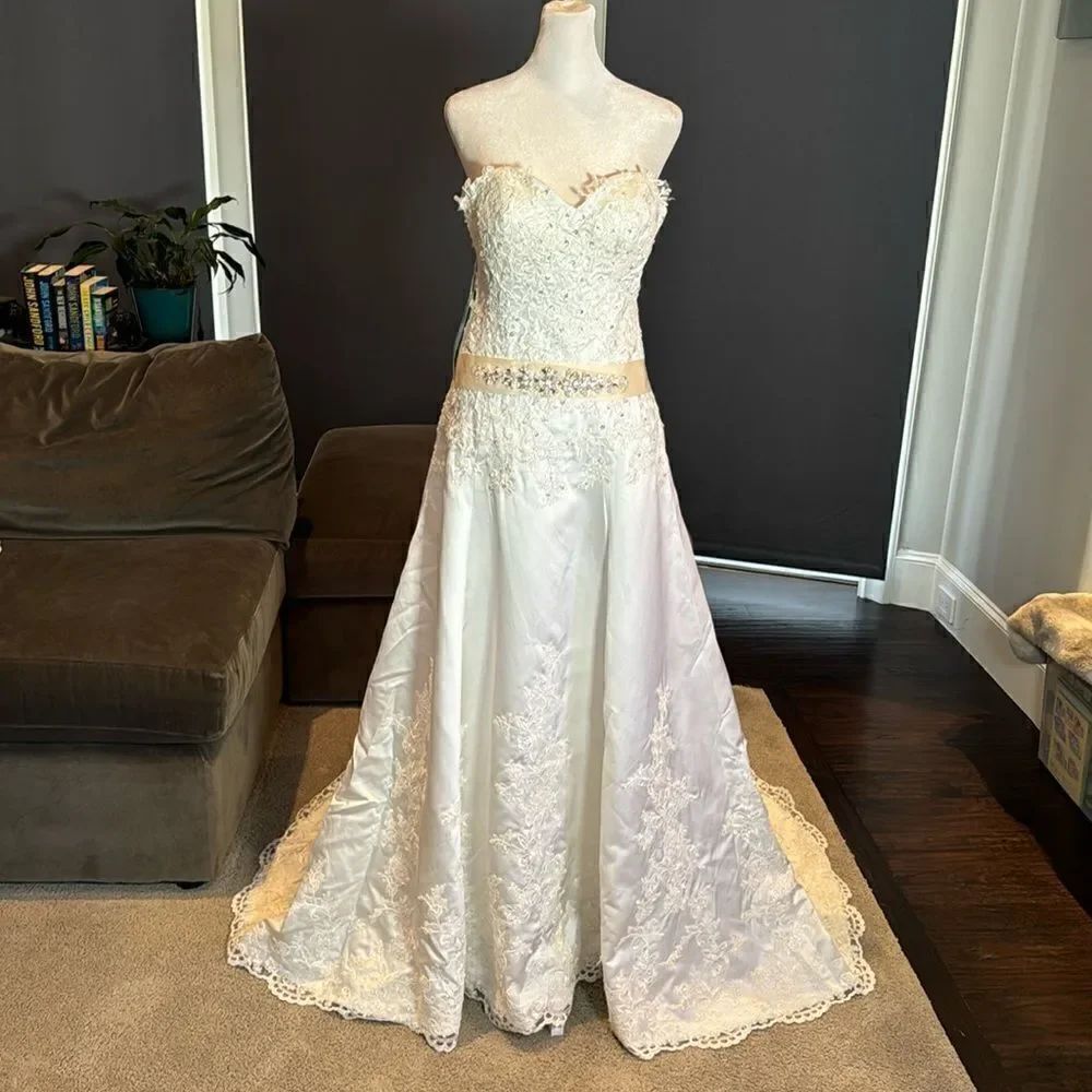 Women’s White Wedding Dress Zip Up Back Train Size 4 NWT
